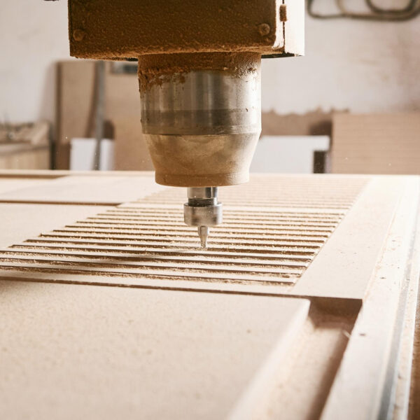 Cięcie CNC w drewnie – jak osiągnąć idealną precyzję i powtarzalność elementów?